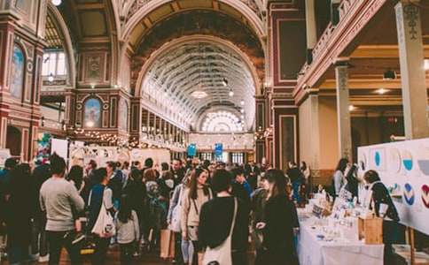 家鄉一年一度的花卉博覽會(huì )-六年級-記敘文