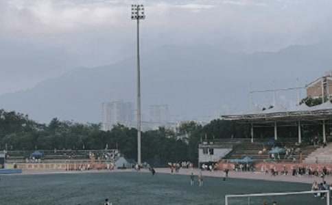 體操場(chǎng)上的母親_600字