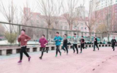 致長(cháng)跑運動(dòng)員的加油稿100字