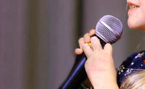 教媽媽唱歌的小學(xué)作文