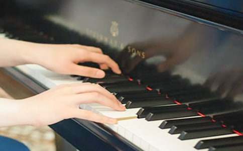 彈琴的小姐姐作文