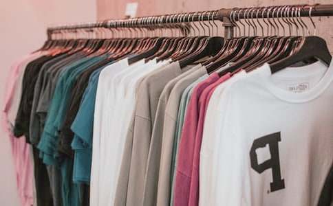 四年級童話(huà)寓言作文:小豬服裝店_900字