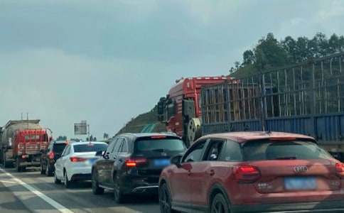 ���̳��߸��ٹ�·(My Grandmothers First Trip on the Freeway)