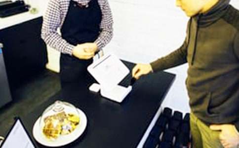 裝扮成盲人給客人倒水作文