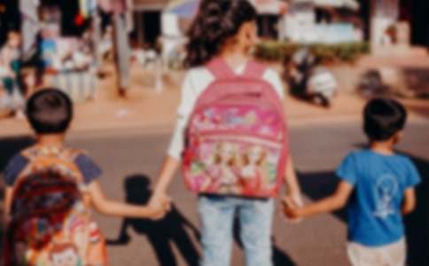 去看看留守兒童的眼睛的作文800字