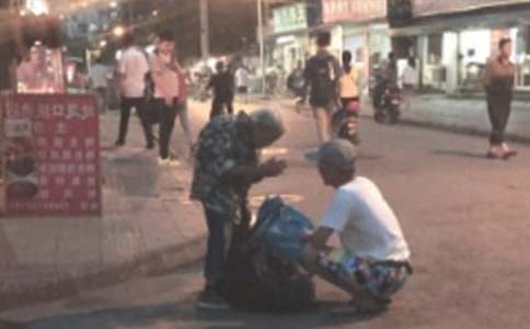 初中一年級作文:拾荒老人