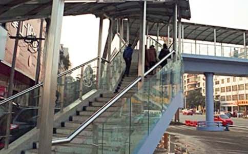 天橋下的三中作文