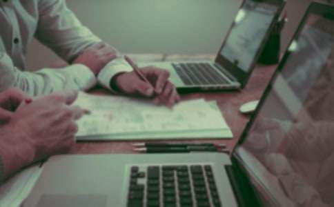 職場(chǎng)爭鋒中的進(jìn)與退