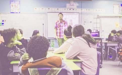 中學(xué)生向國旗敬禮做一個(gè)有道德的人作文