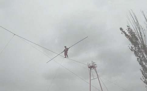 相依為命合作走鋼絲的作文450字