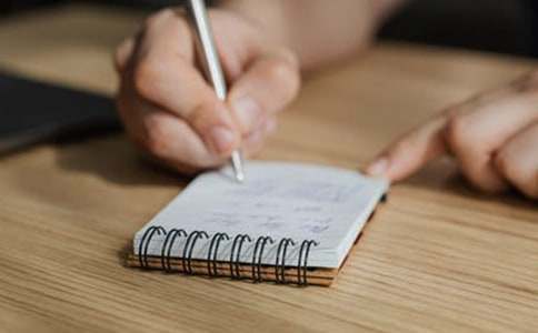 Ӣ���������ڸ�ʽ���v��